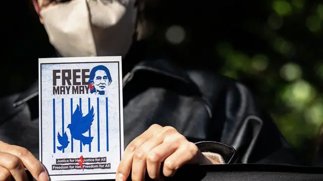 ၂၀၂၅ ခုနှစ် နှစ်ကုန်ပိုင်းက ဂျပန်နိုင်ငံ၊ တိုကျိုက မြန်မာသံရုံးရှေ့မှာ ဒေါ်အောင်ဆန်းစုကြည် ပြန်လည်လွတ်မြောက်ရေး ဆန္ဒထုတ်ဖော်တဲ့မြင်ကွင်း 