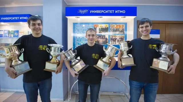 В 2015 году команда в составе Артема Васильева, Бориса Минаева и Геннадия Короткевича (слева направо) принесла университету ИТМО шестой кубок мира по программированию