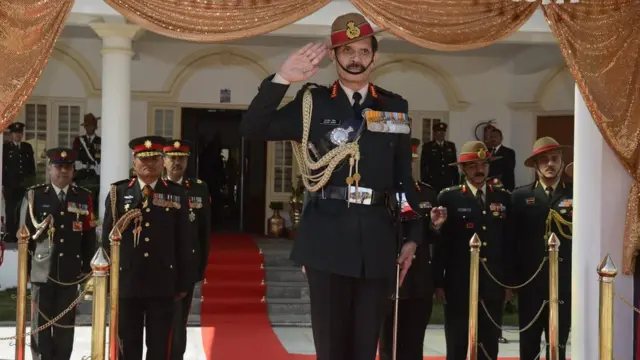 तत्कालीन भारतीय सेनाध्यक्ष दलवीर सिंह सुहाग गोर्खा राइफल्सबाट भारतीय सेनाध्यक्ष बन्ने दोस्रो व्यक्ति थिए