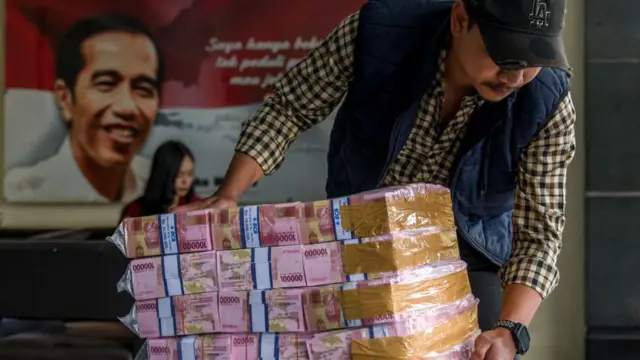 Tak hanya mengubah cara birokrasi bekerja supaya lebih efektif serta efisien, pemerintahan Jokowi turut mengonsolidasikan strategi dengan baku dan terpusat, seperti saat membuat Satuan Tugas (Satgas) Percepatan Investasi atau ketika merilis aturan berjilid-jilid guna memenuhi target kenaikan peringkat Ease of Doing Business (EODB)—kemudahan berusaha—yang disusun Bank Dunia.