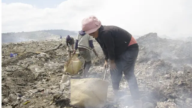 Les chiffonniers trient les déchets pour récupérer des objets plastiques, des métaux, etc.
