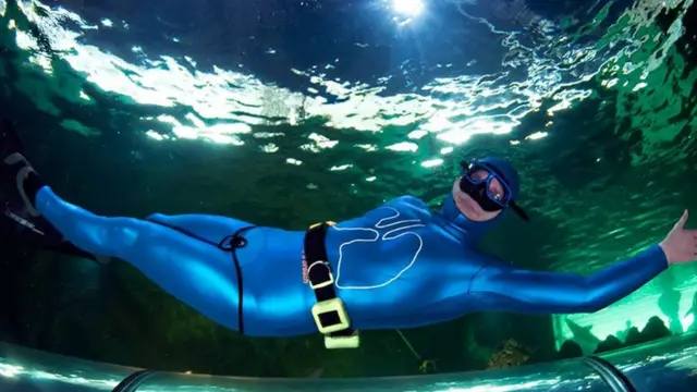 นายสติก เซเวรินเซน นักดำน้ำชาวเดนมาร์ก สามารถกลั้นหายใจทำสถิติโลกได้นานถึง 22 นาที ในสระว่ายน้ำ