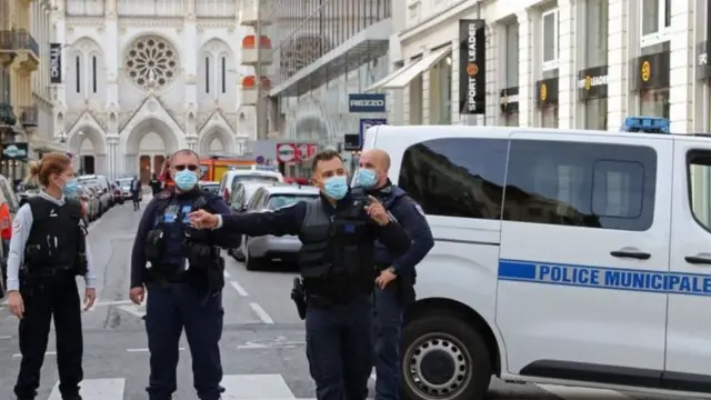Abapolisi hafi ya basilica ya Notre-Dame i Nice