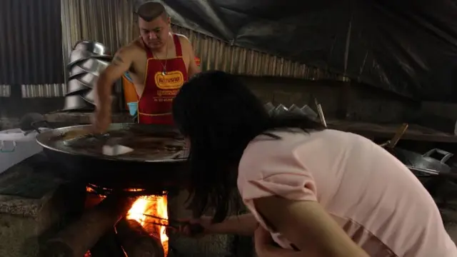 คุณสุมิตรา อนันตสิทธิกุล ทายาทรุ่น 4 บอกว่าคนหนึ่งเคี่ยว คนหนึ่งดูไฟ เพราะใช้ไม้ฟืน ถ้าไฟแรงเกินก็ไม่ได้ มันจะไหม้
