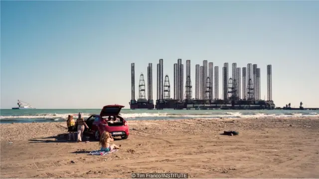 Köhnə neft qurğuları hələ də Xəzər Dənizinin sahilində yatır