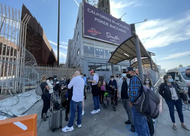 Fila en la garita de San Ysidro el 25 de marzo de 2022.