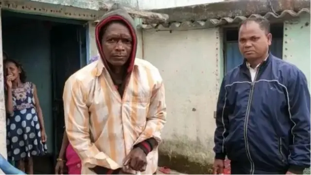 దులార్‌చంద్ ముండా, గ్రామ ఉపాధ్యాయుడు రాజు ముండా (కుడి)