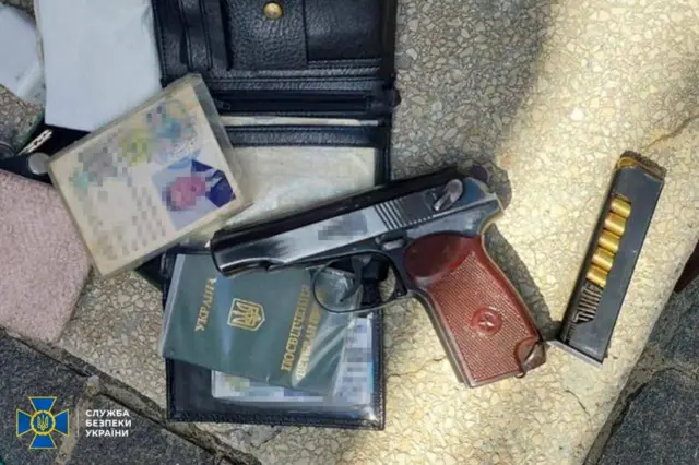 документи, пістолет