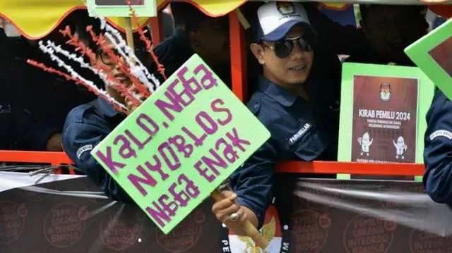 Peserta mengikuti Kirab Pemilu 2024 di Bekasi, Jawa Barat, Minggu (19/11/2023).