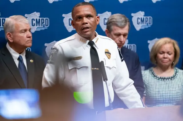 جانی جنینگز، رئیس اداره پلیس شارلوت-مکلنبورگ، گفت: «تیراندازی از چندین مکان در خانه انجام شد.»