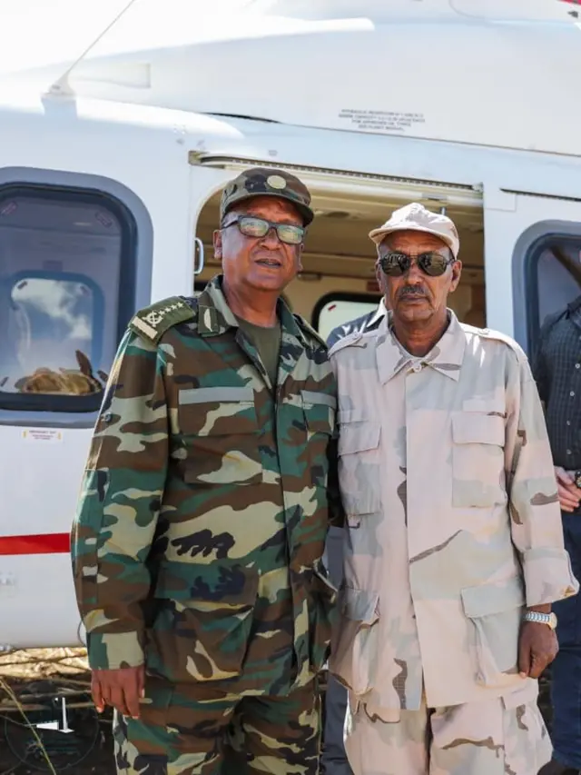 ኢታማዡር ሹም ኢትዮጵያ ጀነራል ሰዓረ መኮነን (ጸጋም) ምስ ኤርትራዊ ብ/ጀ ተኽለ ክፍላይ (ተኽለ መንንጁስ)