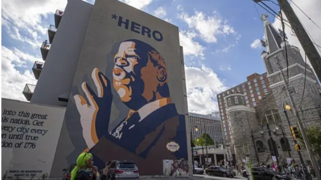 Портрет Джона Льюиса на доме в Атланте