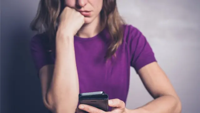 joven usando celular