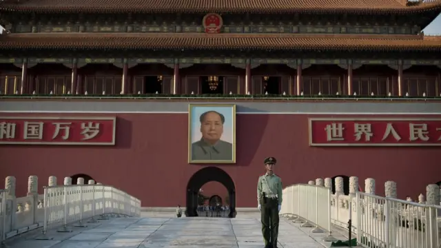 Palácio chinês com grande quadroroleta imagensMao Tsé-Tung