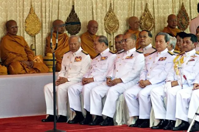 พล.อ. สุรยุทธ์ จุลานนท์ นายกรัฐมนตรีในขณะนั้น (ที่ 2 จากขวา) ออกงานร่วมกับ พล.อ. สนธิ บุญยรัตกลิน (ขวาสุด) หัวหน้าคณะปฏิรูปการปกครองในระบอบประชาธิปไตยอันมีพระมหากษัตริย์ทรงเป็นประมุข และ พล.อ. เปรม ติณสูลานนท์ (ซ้ายสุด) ประธานองคมนตรี 30 เม.ย. 2550