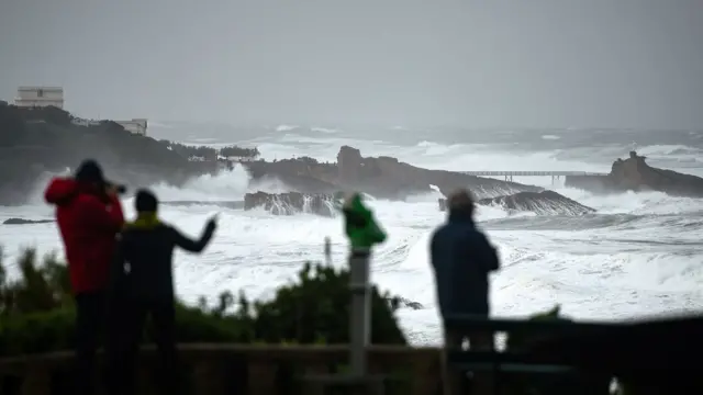 موج ها بلند در اثر توفان آملی در سواحل جنوب غربی فرانسه