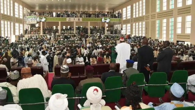 Gwamnan jihar Kano Abdullahi Umar Ganduje yayin da yake rantsar da sabbin kwamishinoninsa guda shida a dakin taro na Coronation da ke Kano ranar Asabar