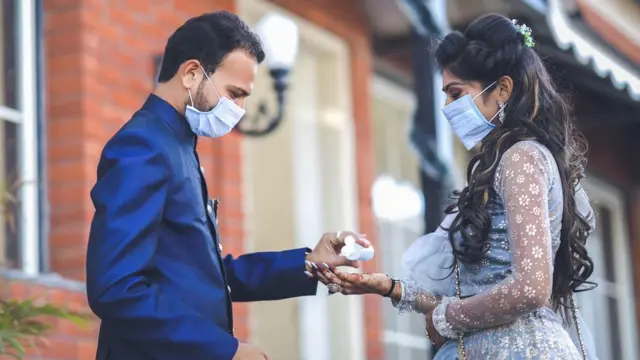 સૅનિટાઇઝર એ ફોટોશૂટમાં સેટ-પ્રૉપર્ટી