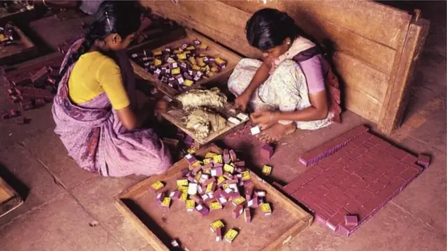 தீப்பெட்டி சுற்றும் இரு பெண்கள்