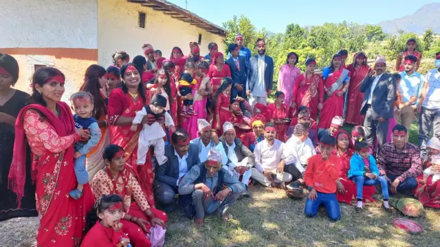 अर्घाखाँचीको सन्धिखर्कमा दशैँ टीकापछि सामूहिक तस्बिर खिचाउँदै परिवार