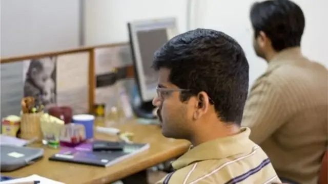 काम करता हुआ एक व्यक्ति