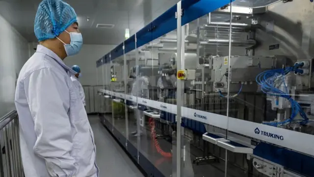 Photo 1. တရုတ်နိုင်ငံဟာ ပြည်တွင်းအတွက် ကိုဗစ်ကာကွယ်ဆေး အလုံးပေါင်း သန်း ၂၂၀ဝ ထုတ်လုပ် ထိုးနှံပေးခဲ့တယ်လို့ ကြေညာထားပေမယ့် ဘီဘီစီကတော့ အခုလို တရုတ်ပြည်တွင်းနဲ့ ဆိုင်တဲ့ အချက်အလက်တွေကို အတည်ပြုနိုင်တဲ့ အနေအထား မရှိ