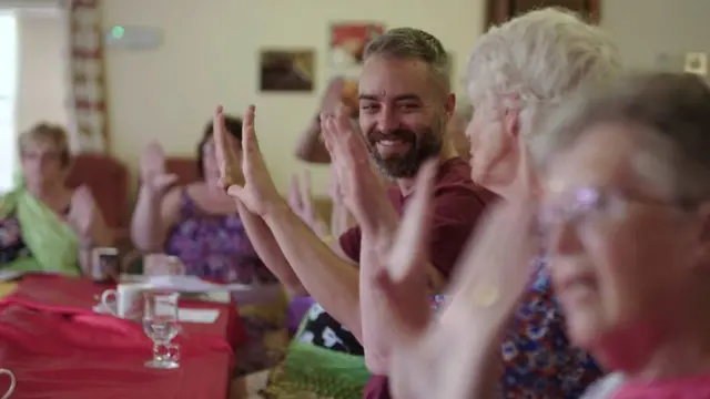 مایک و دیدار‌جمعی با موضوع بالی‌وود که مؤسسهٔ خیریهٔ او b:Friend ترتیب داده است