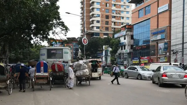 সোমবার দুপুরে ধানমন্ডি এলাকা