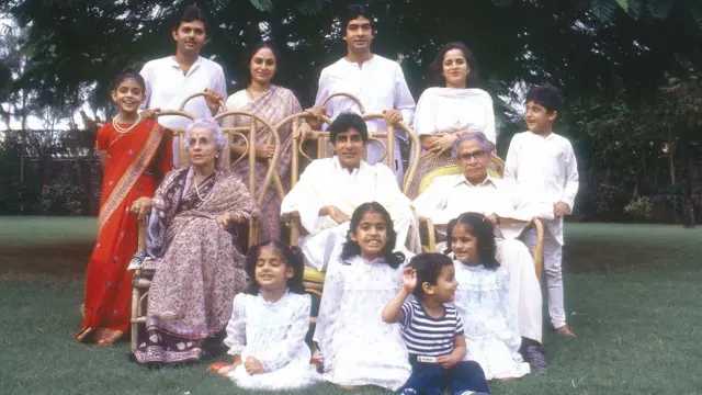 अमिताभ बच्चन अपने परिवार के साथ