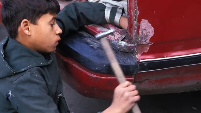 طفل مصري يعمل في إصلاح السيارات