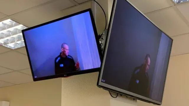 Навальный выступает по видеосвязи