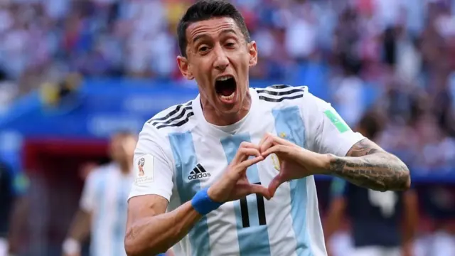 Ángel di María celebra su golazo.