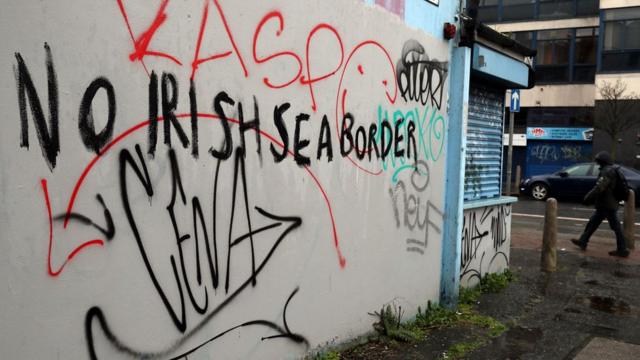 Надпись "Нет - границе по Ирландскому морю" в Белфасте