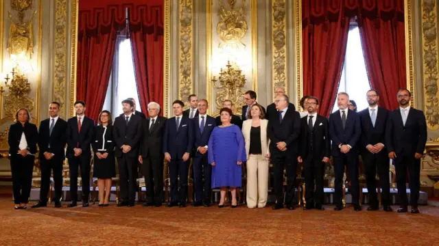 Hükümetteki 21 bakandan 7'si kadın.