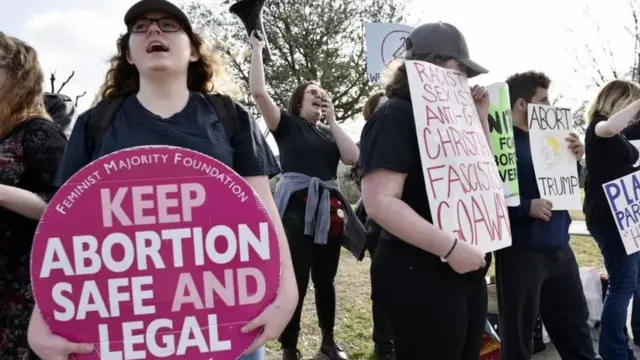 Manifestantes a favor del aborto.