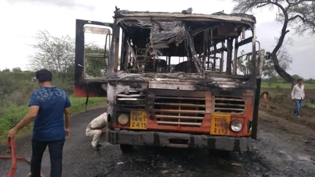 सोलापूरजवळ बस पेटवून देण्यात आली.