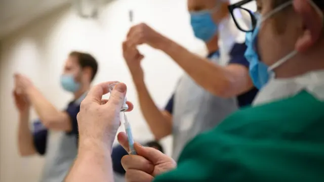 Reino Unido ha acelerado la aplicación de la dosis de refuerzo para contener a Ómicron.