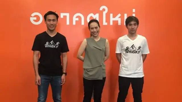 นายสกุลธร น.ส.ชนาพรรณ และนายบดินทร์ธร (จากซ้ายไปขวา) ร่วมแสดงความยินดีของนายธนาธรในวันแถลงเปิดพรรคการเมือง