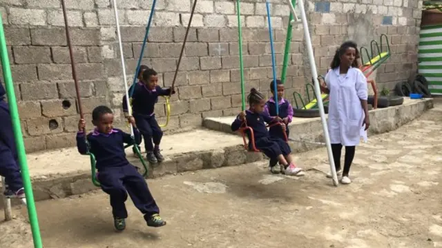 Daa'imman mana baruumsaa keessatti taphataa jiran.