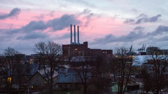 20வது நூற்றாண்டின் பிற்பாதியில் அமில மழைக்கு தொழிற்சாலை மாசுபாடு முக்கிய காரணமாக இருந்தது. ஆனால், சில பத்தாண்டுகளுக்கு முன்பு அது கொள்கையளவில் ஏற்கப்பட்டது.