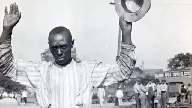 "On estime que 300 Noirs ont été tués au cours de ces violences"