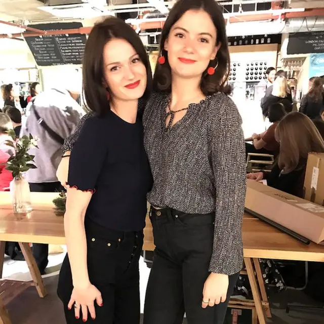 Becca (izq.) y Tez (der.), fundadoras de Break the Habit Press.