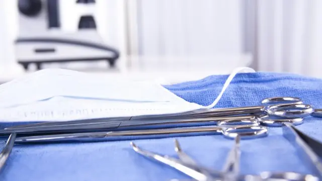Ferramentas como tesouras ao lado de documentos em ambiente hospitalar