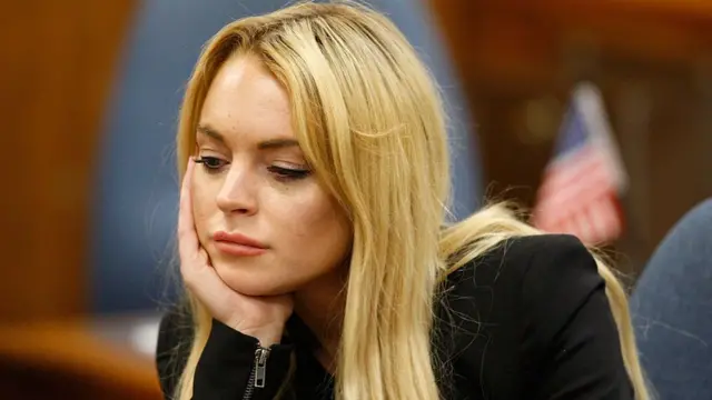 дівчина сумує