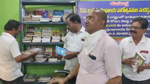 విజయనగరంలో సెలూన్ లోనే లైబ్రరీ