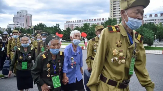 سربازان کهنه‌کار کره شمالی در آستانه یک همایش ملی؛ پوشیدن ماسک در این کشور اجباری است