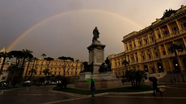 शाम के वक्त रोम के कोर्ट ऑफ़ कासेशन पैलेस का नज़ारा