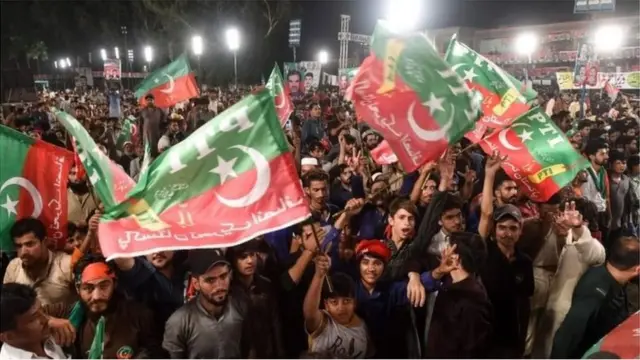 এরইমধ্যে রাস্তায় নেমে উল্লাস করছে ইমরান খানের সমর্থকরা।