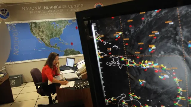 Una trabajadora en el Centro Nacional de Huracanes de EE.UU.