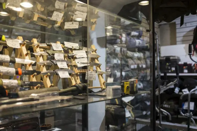 Ножи в охотничьем магазине